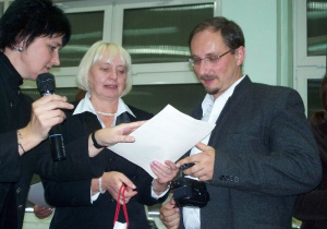 Od lewej Maria Tuchowska wiceprezes stowarzyszenia Drogami Tischnera, dyrektor szkoły Jolanta Swiryd i Piotr Kak
